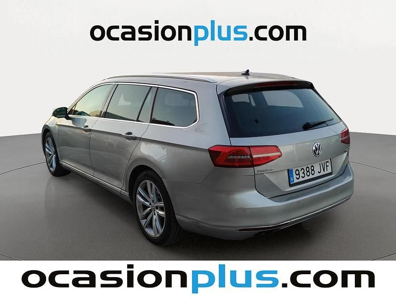 Usado VW Passat Sportline 180 CV (132 kW) 2016 Gris plata Familiar