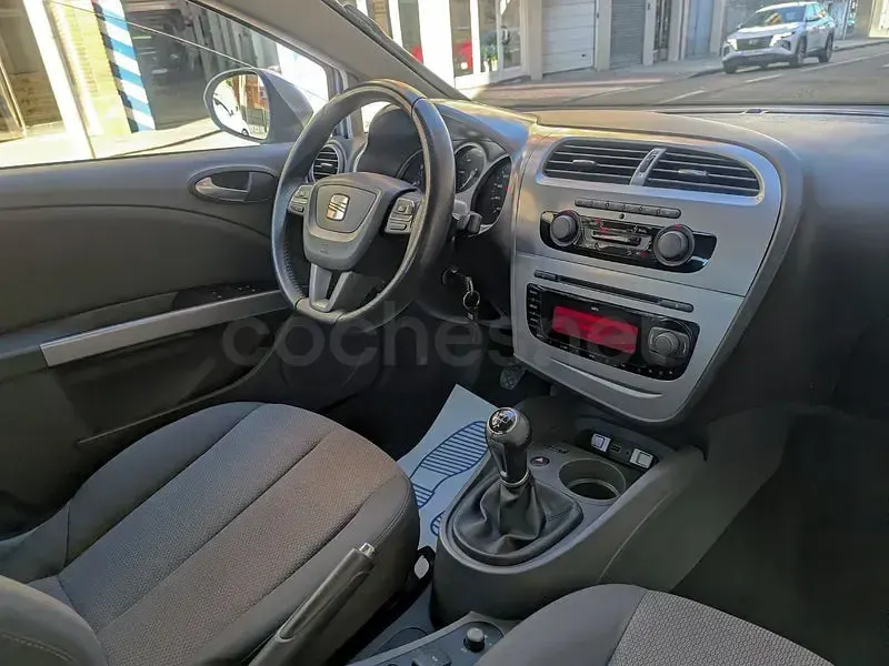 Usado Seat Leon Style 105 CV (77 kW) 2010 Gris / plata Utilitario