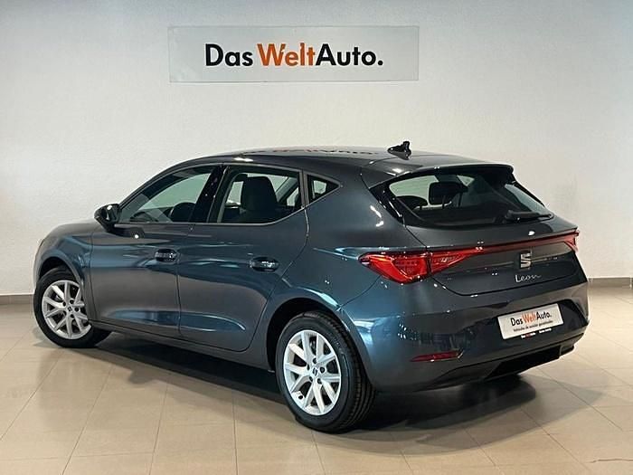 Gris / plata Usado 2022 Seat Leon Reference Berlina | 16.900 € (Precio justo) - Imagen 1/4