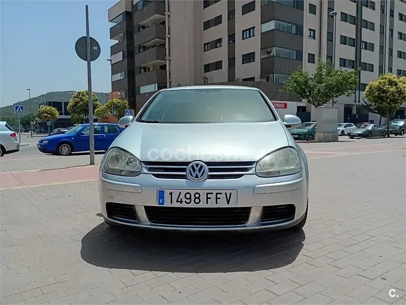 Usado VW Golf IV Highline 105 CV (77 kW) 2006 Gris / plata Berlina
