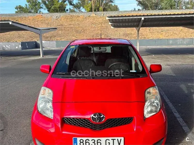 Usado Toyota Yaris Active 69 CV (50 kW) 2010 Rojo Utilitario