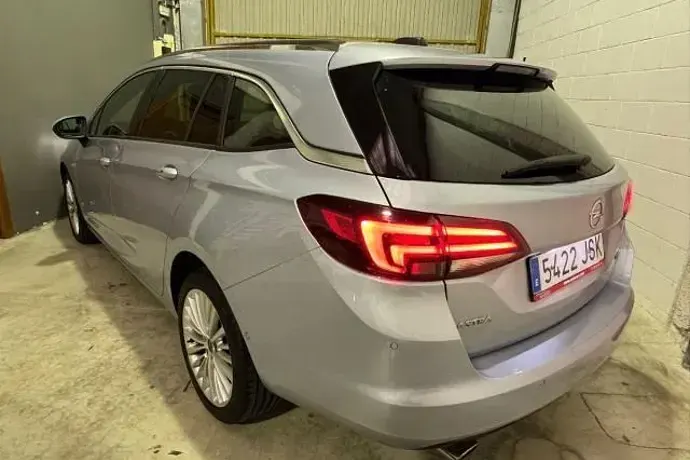 Usado Opel Astra Excellence 160 CV (117 kW) 2016 Azul Familiar