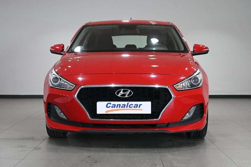 Usado Hyundai i30 120 CV (88 kW) 2019 Rojo Utilitario