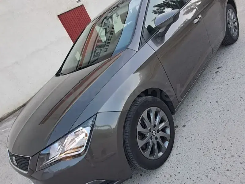 Usado Seat Leon Style 110 CV (80 kW) 2016 Gris / plata Berlina