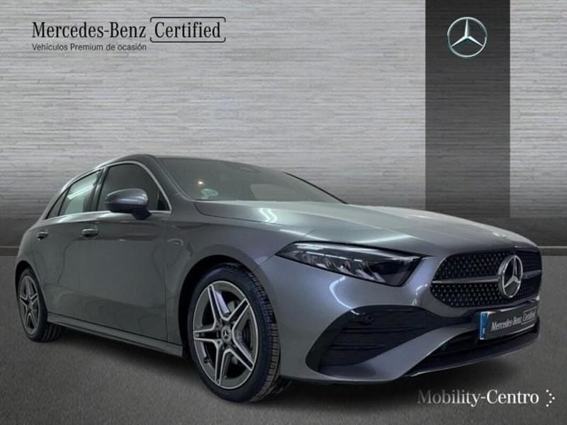 Usado Mercedes A180 AMG line 116 CV (85 kW) 2024 Gris montaña Utilitario