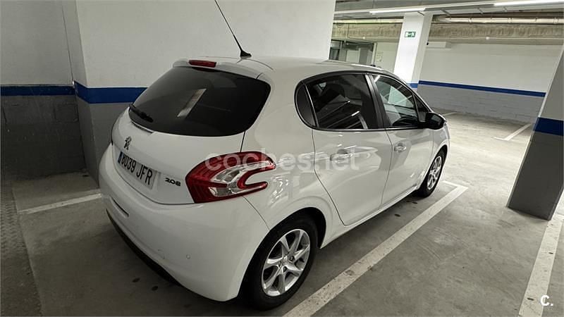 Usado Peugeot 208 Access 82 CV (60 kW) 2015 Blanco Utilitario