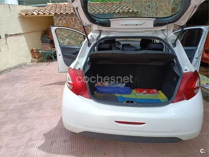 Usado Peugeot 208 Style 82 CV (60 kW) 2014 Blanco Utilitario