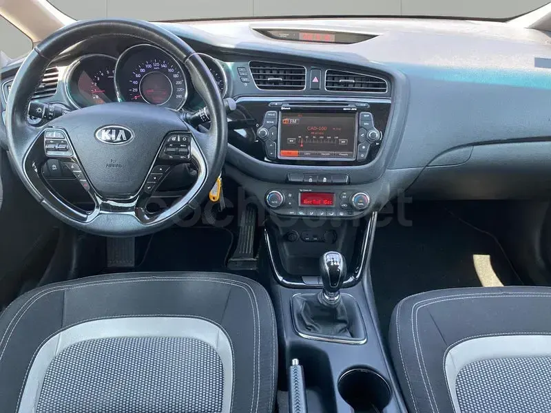 Usado Kia Ceed GT 128 CV (94 kW) 2015 Gris / plata Berlina