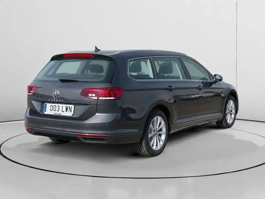 Usado VW Passat Business 122 CV (89 kW) 2022 Gris Familiar