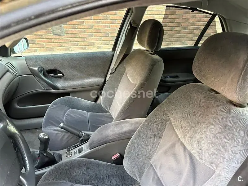 Usado Renault Laguna II Authentique 123 CV (90 kW) 2001 Verde Berlina