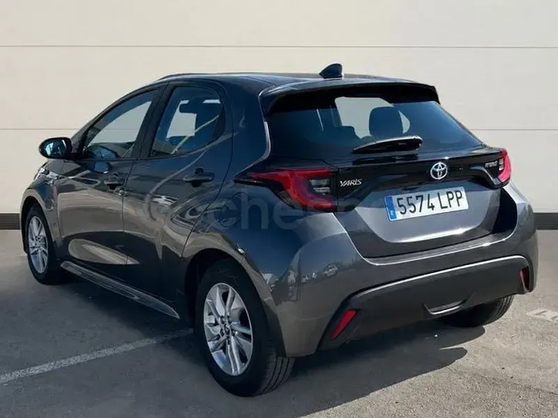 Usado Toyota Yaris Hybrid Active 116 CV (85 kW) 2021 Gris / plata Berlina
