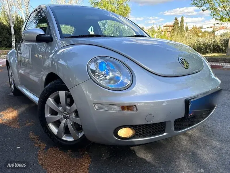 Usado VW Beetle 75 CV (55 kW) 2018 Plateado Utilitario