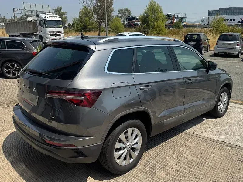 Usado Skoda Karoq Ambition 150 CV (110 kW) 2022 Gris / plata SUV