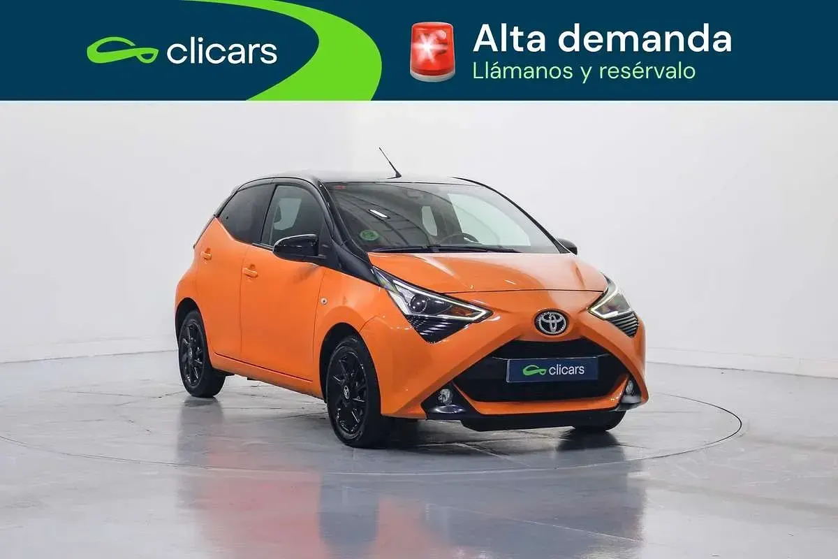 Usado Toyota Aygo X-play 72 CV (52 kW) 2019 Naranja Utilitario