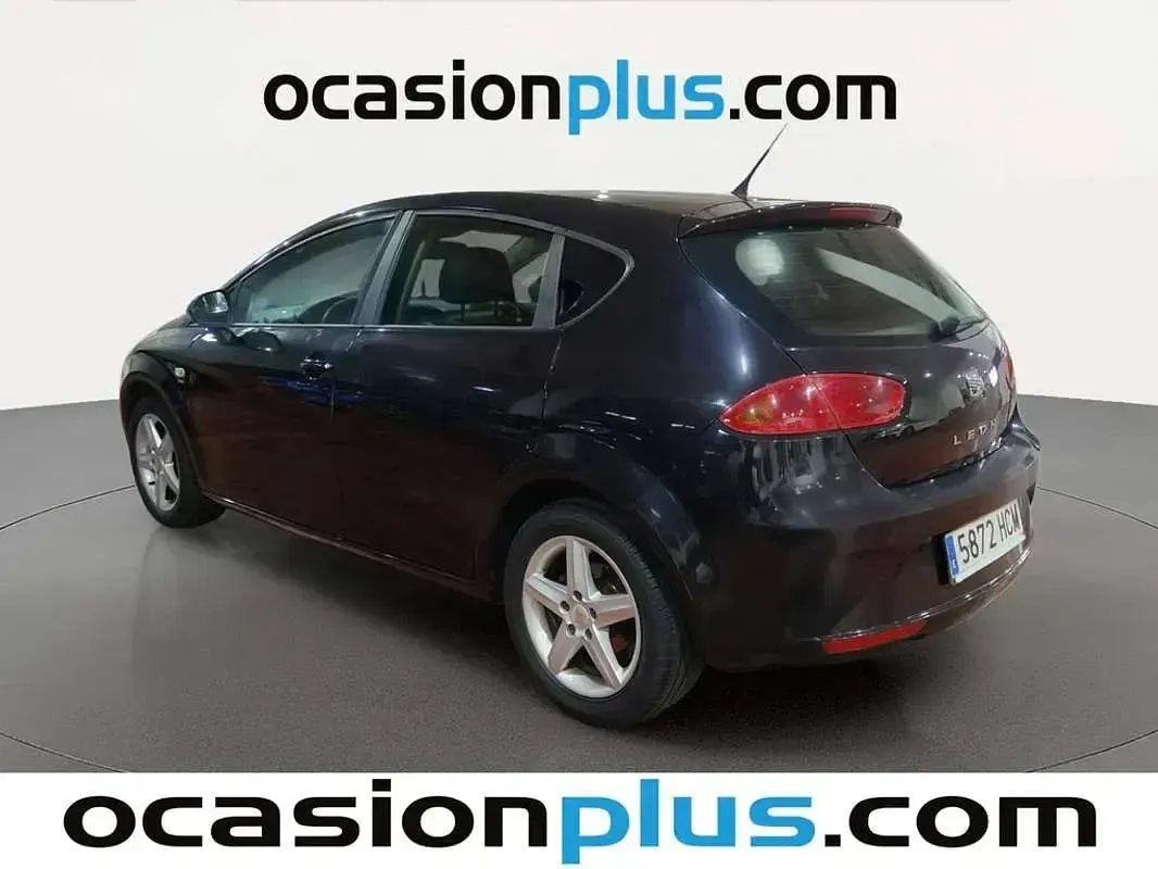 Usado Seat Leon Reference 105 CV (77 kW) 2011 Negro Utilitario