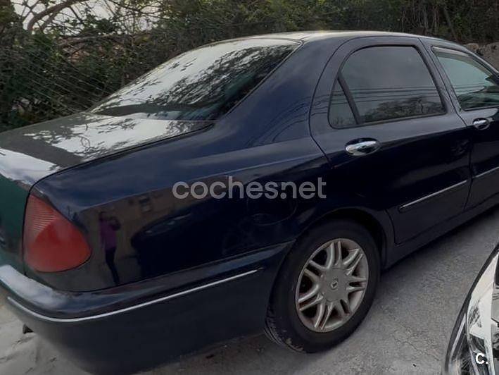 Usado Lancia Lybra 140 CV (102 kW) 2001 Azul Berlina