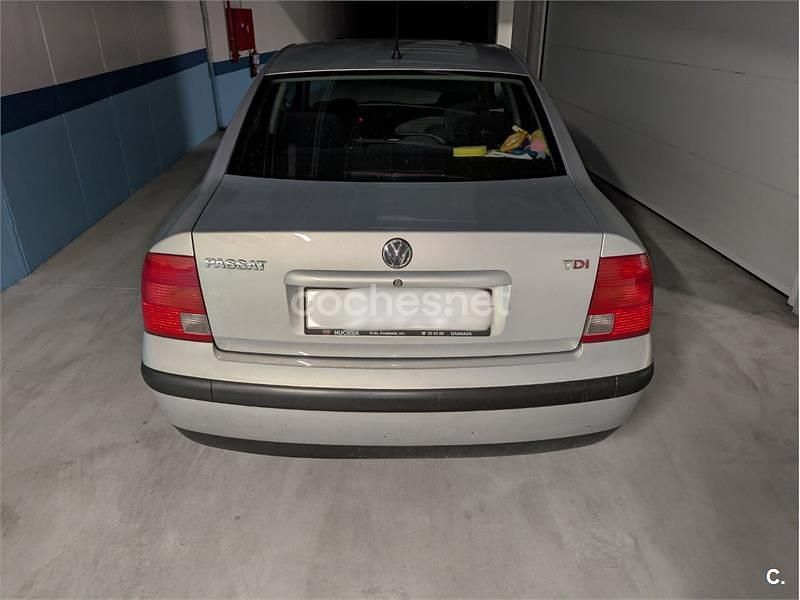 Usado VW Passat Comfortline 130 CV (95 kW) 2000 Gris / plata Berlina
