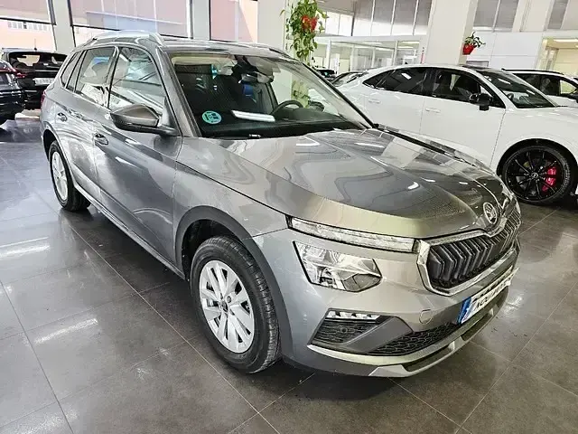 Usado Skoda Kamiq Selection 115 CV (84 kW) 2024 Gris / plata SUV