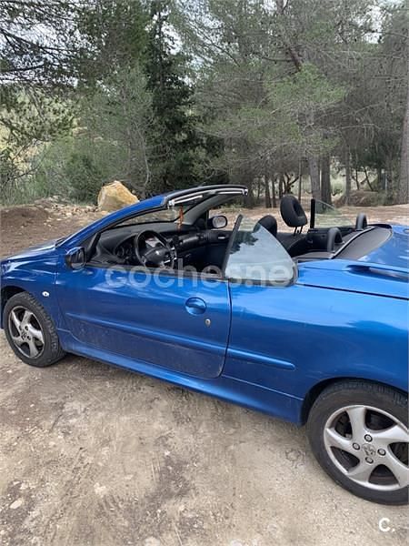 Usado Peugeot 206 CC 110 CV (80 kW) 2005 Azul Descapotable