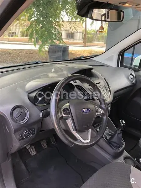 Usado Ford Tourneo Courier Ambiente 75 CV (55 kW) 2015 Blanco Monovolumen
