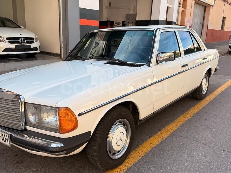 Usado Mercedes 200 75 CV (55 kW) 1983 Blanco Berlina