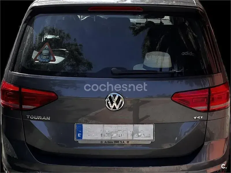 Usado VW Touran Edition 110 CV (80 kW) 2017 Gris / plata Monovolumen