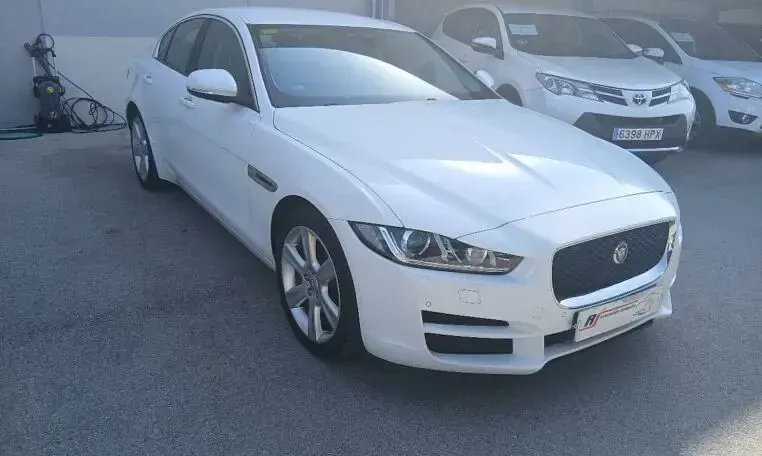 Usado Jaguar XE Portfolio 180 CV (132 kW) 2016 Blanco Berlina