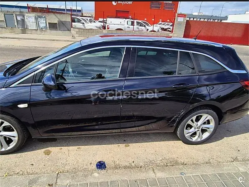 Usado Opel Astra Dynamic 136 CV (100 kW) 2018 Negro Familiar