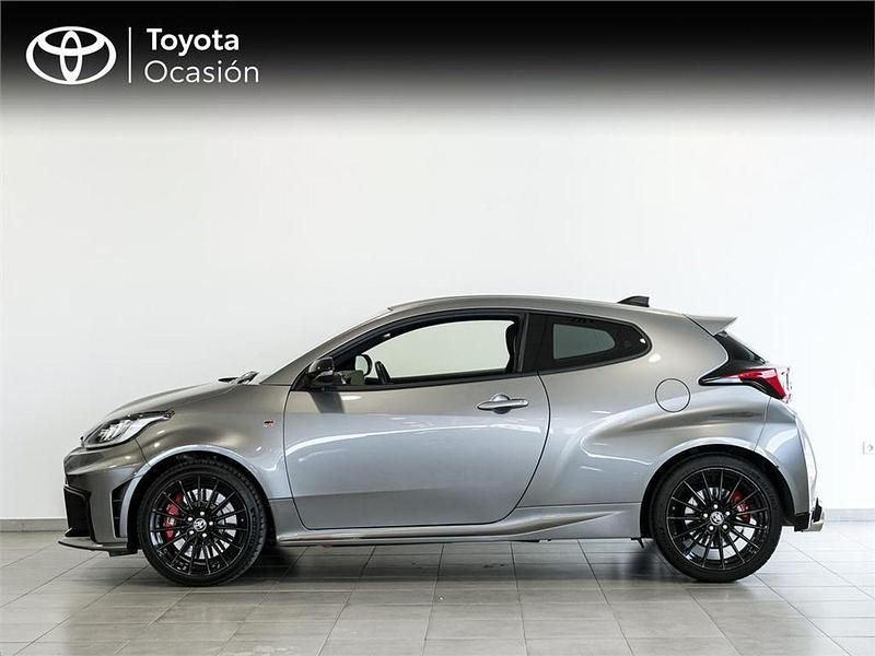 Usado Toyota Yaris 280 CV (205 kW) 2024 Gris Utilitario