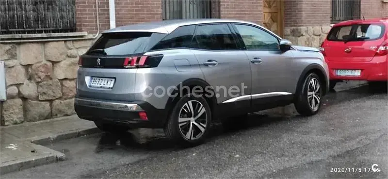 Usado Peugeot 3008 Allure 130 CV (95 kW) 2020 Gris / plata SUV