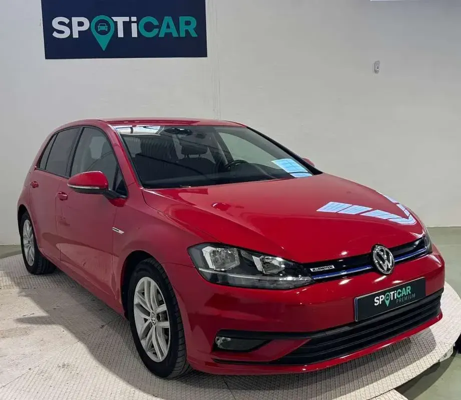 Usado VW Golf VII Advance 131 CV (96 kW) 2020 Rojo Utilitario