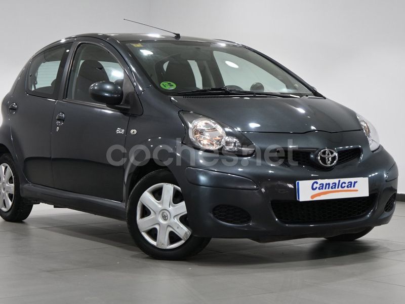 Usado Toyota Aygo 68 CV (50 kW) 2010 Gris Utilitario
