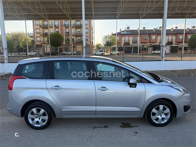 Usado Peugeot 5008 Style 120 CV (88 kW) 2015 Gris / plata Monovolumen
