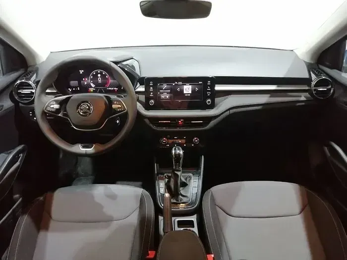 Usado Skoda Fabia Selection 115 CV (84 kW) 2025 Gris / plateado Berlina