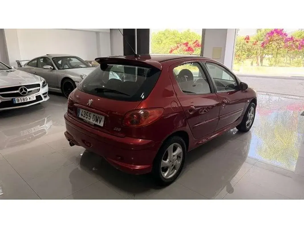 Usado Peugeot 206 109 CV (80 kW) 2005 Rojo Utilitario