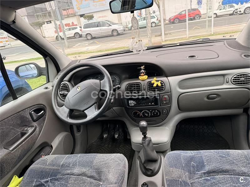 Usado Renault Scénic Dynamique 120 CV (88 kW) 2003 Azul Monovolumen