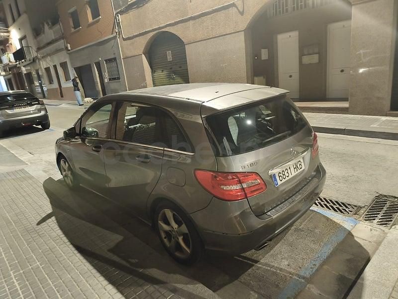 Usado Mercedes B180 109 CV (80 kW) 2012 Gris / plata Utilitario