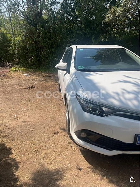Usado Toyota Auris Active 112 CV (82 kW) 2015 Blanco Berlina
