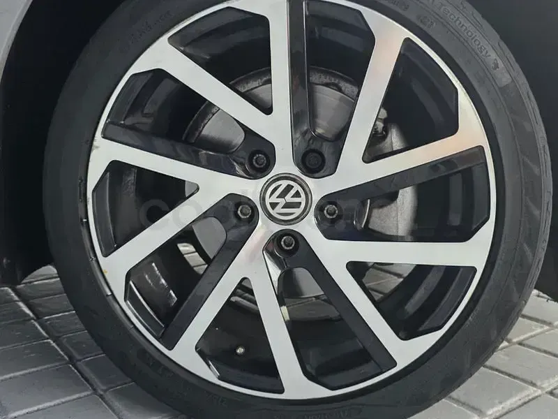 Usado VW Golf VIII 110 CV (80 kW) 2024 Gris / plata Berlina