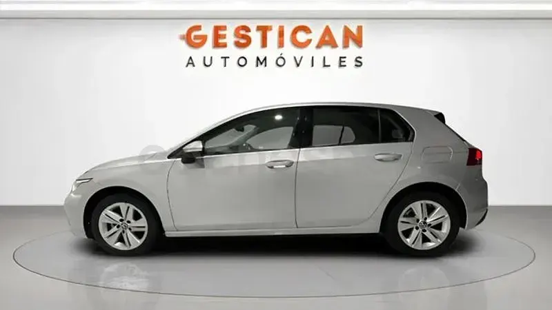 Usado VW Golf VIII Life 110 CV (80 kW) 2021 Gris / plata Berlina