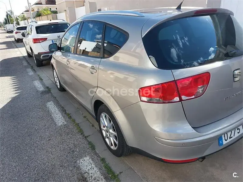 Usado Seat Altea XL Ecomotive 105 CV (77 kW) 2010 Beige Monovolumen