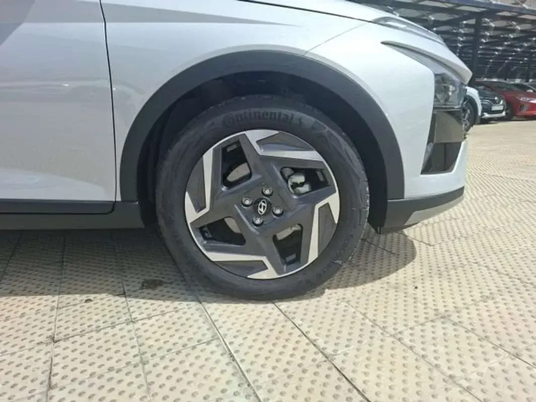 Usado Hyundai Bayon 101 CV (74 kW) 2025 Gris SUV