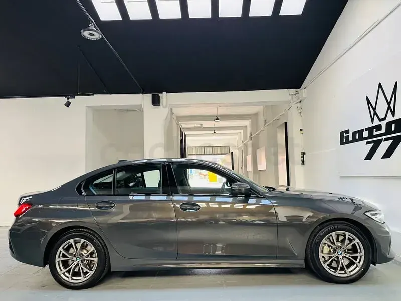 Usado BMW 330 Comfort Edition 258 CV (189 kW) 2019 Gris / plata Berlina