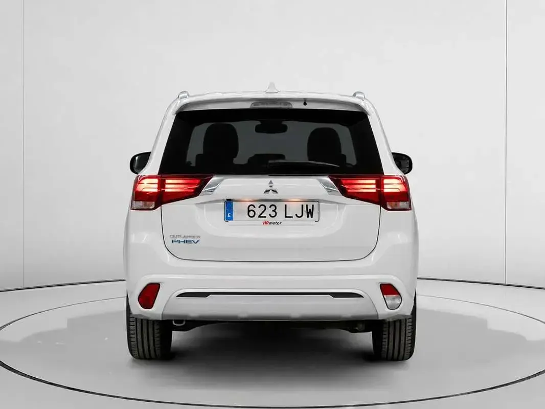 Usado Mitsubishi Outlander P-HEV Motion 224 CV (164 kW) 2020 Blanco SUV