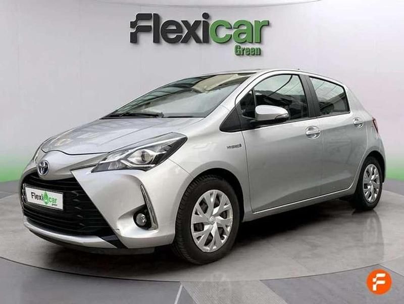 Usado Toyota Yaris Hybrid Active 99 CV (72 kW) 2019 Gris Utilitario