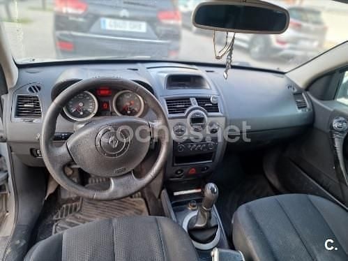 Usado Renault Mégane II Authentique 98 CV (72 kW) 2004 Gris / plata Berlina