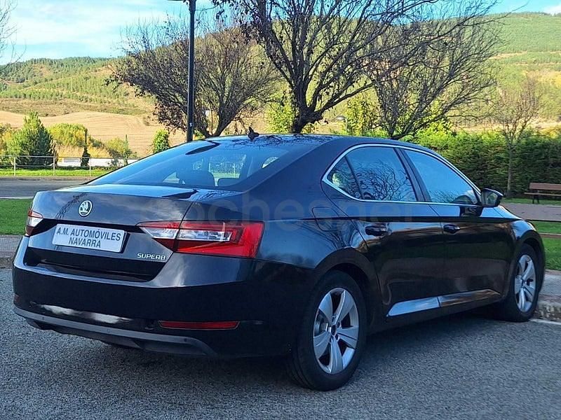 Usado Skoda Superb Active 150 HP (110 kW) 2018 Preto Carrinha