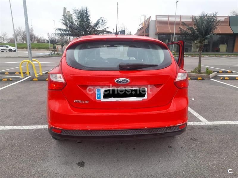 Rojo Usado 2013 Ford Focus Trend Berlina | 6500 € (Buen precio) - Imagen 1/4