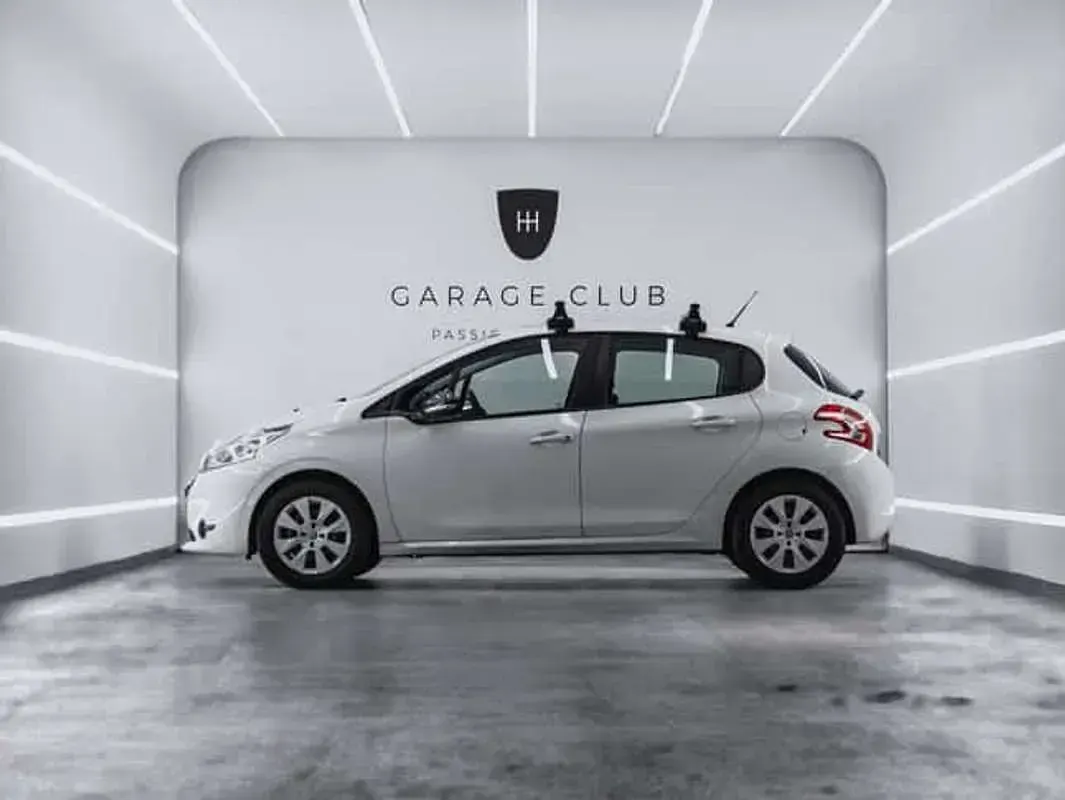 Usado Peugeot 208 68 CV (50 kW) 2015 Blanco Utilitario