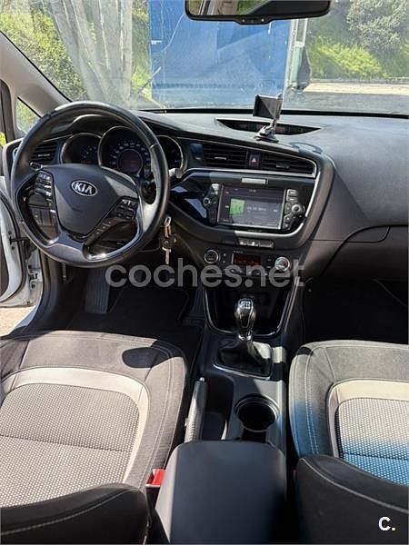 Usado Kia Ceed GT 90 HP (66 kW) 2016 Branco Sedan